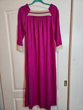 Vintage 70s Miss Elaine Fuschia Magenta Nightgown Lace Accents SOFT Large